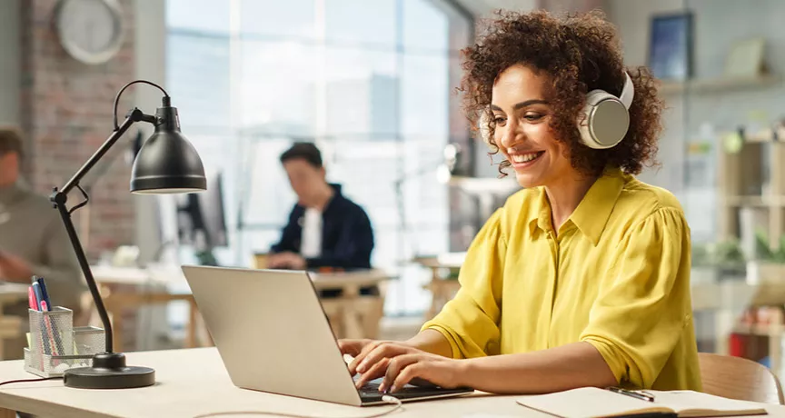 Mulher faz a gestão dos benefícios dos funcionários no computador da empresa