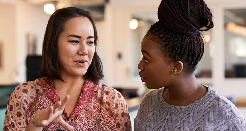 Colegas de trabalho conversam sobre como melhorar seu poder de negociação