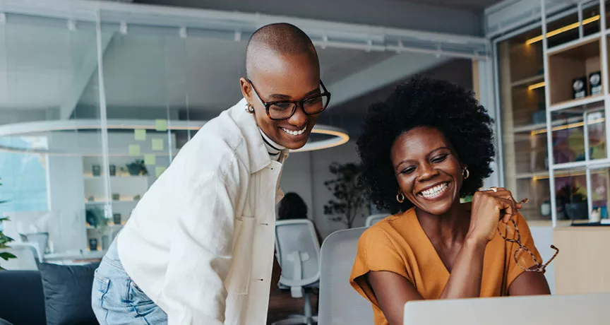 Equipe trabalha junta para fazer a administração dos benefícios legais dos funcionários da empresa