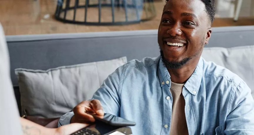 Homem paga conta com vale-refeição Pluxee no seu restaurante favorito