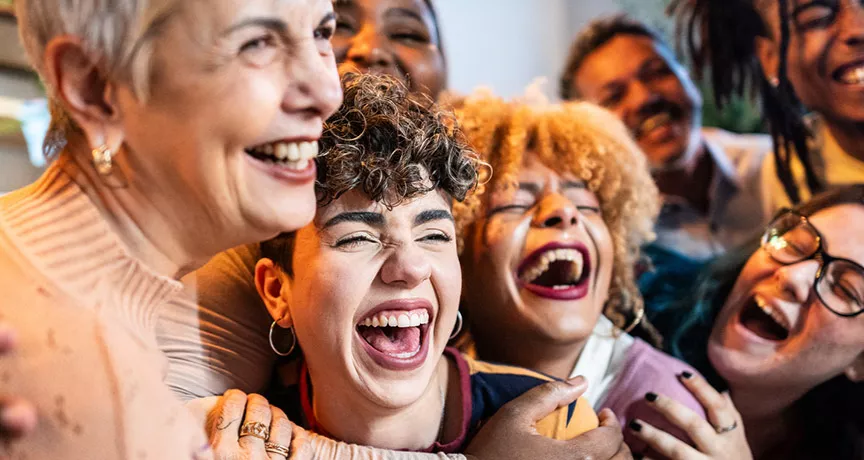 Colegas de trabalho se divertem juntos em festa organizada pela empresa