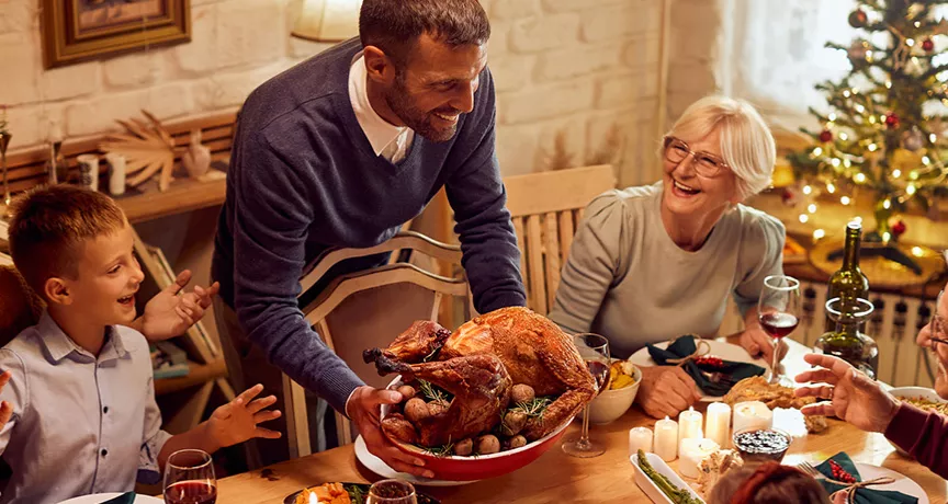 Família comemora Natal com ceia turbinada com o crédito extra no vale-alimentação