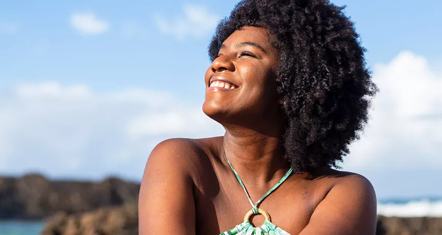 Mulher descansa na praia durante suas merecidas férias do trabalho