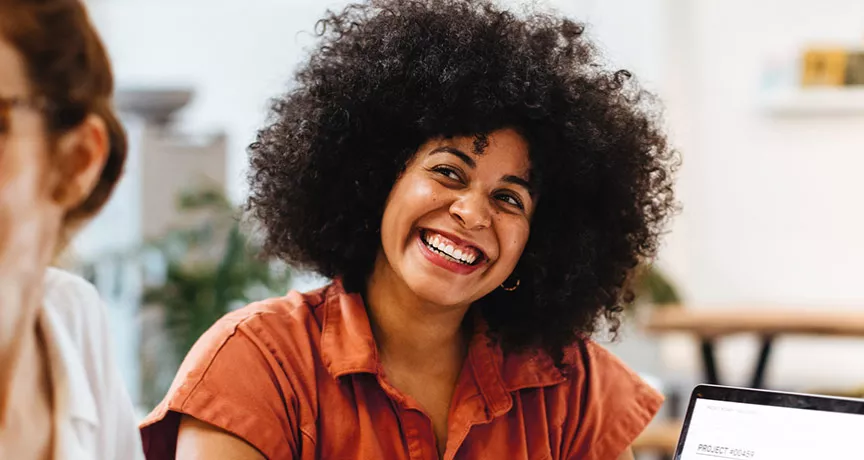 Equipe trabalha feliz porque tem um gestor que tem uma relação humanizada com seus colaboradores