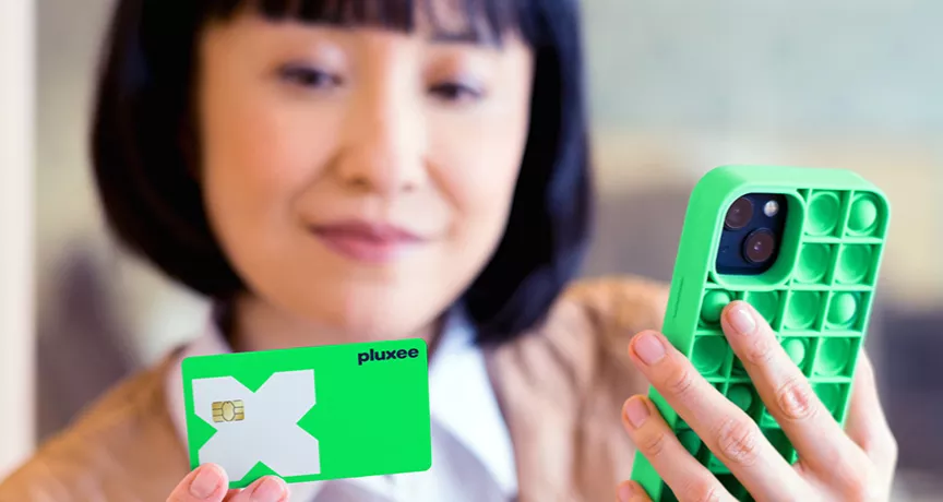 Mulher usa o cartão da Pluxee, empresa alinhada às pautas ESG - Environmental, Social, and Governance