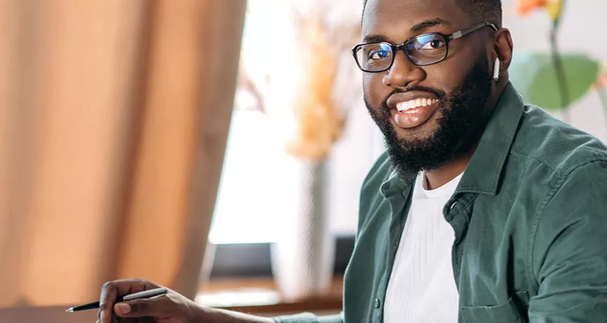 Homem trabalha de casa. RH tem papel fundamental no equilíbrio entre vida pessoal e profissional
