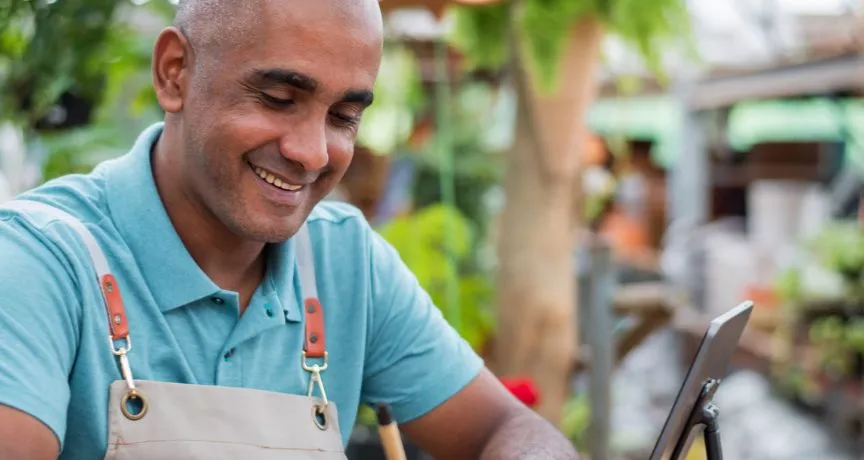 Empreendedor utiliza dicas do infográfico Pluxee para tornar sua empresa mais sustentável