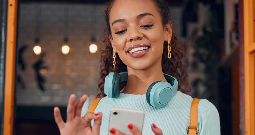 Mulher aproveita as ofertas da Black Friday com seus benefícios para funcionários