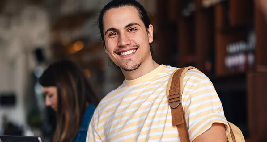 Estagiário vai até o restaurante porque pode pagar seu almoço com vale-refeição oferecido pela empresa