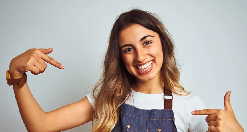 Jovem comemora seu primeiro emprego. Ela vai receber vale-alimentação mesmo sem ter conta bancária