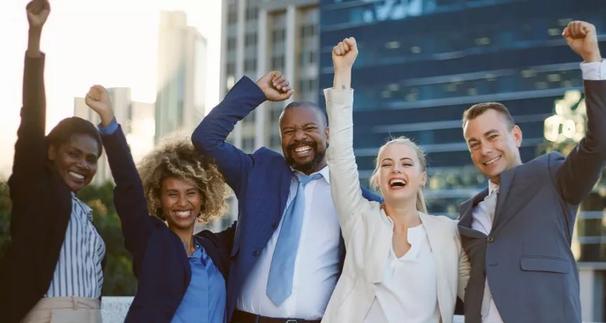Colegas de equipe comemoram as dicas para promover a inteligência emocional no ambiente de trabalho, bem-estar mental