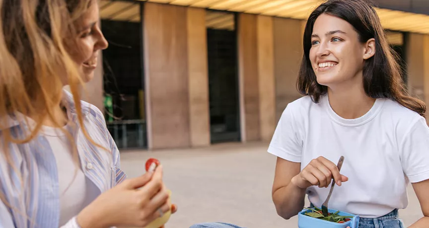 Colegas de trabalho fazem um almoço saudável usando seus benefícios do PAT