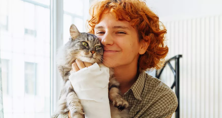 Jovem profissional se cuida durante a licença que recebeu por machucar a mão