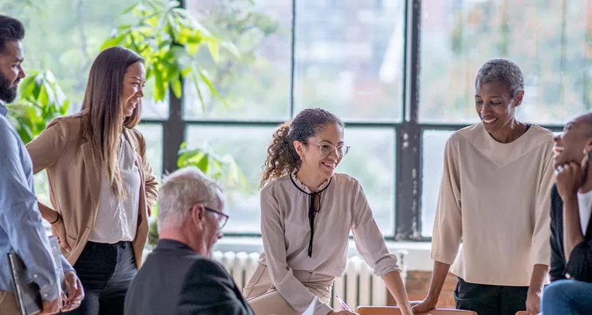 Grupo termina reunião de trabalho conversando sobre suas expectativas para o futuro