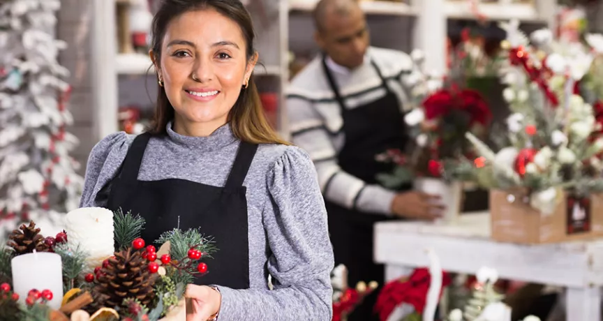 Comerciante prepara sua loja para o Natal. Veja nossas dicas para aproveitar datas comemorativas