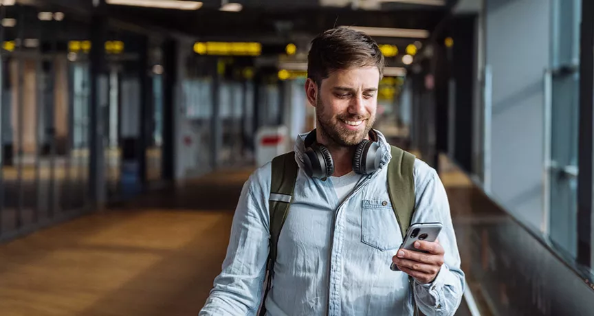 Colaborador faz curso online enquanto se prepara para uma viagem de negócios