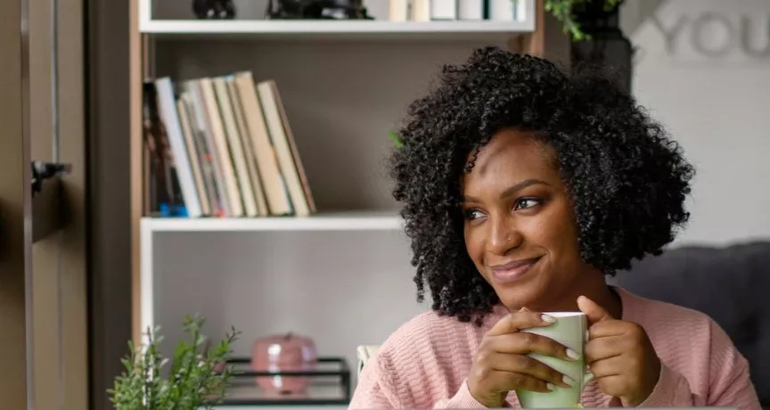 Mulher se sente melhor depois de uma sessão com psicólogo oferecida pela sua empresa