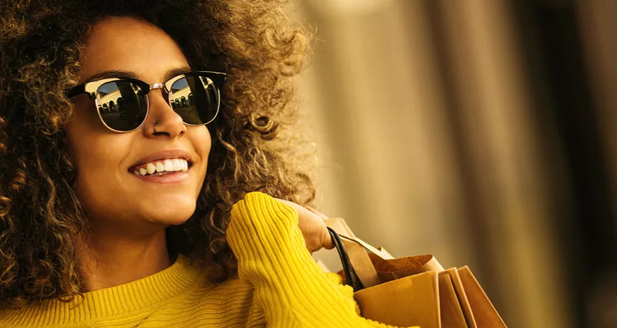 Colaboradora da empresa faz compras de Natal usando seu Pluxee Gift