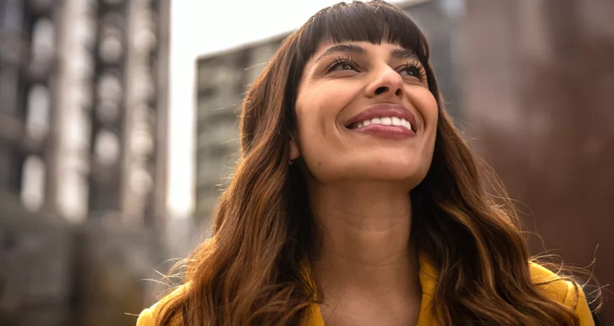 Mulher empreendedora fica feliz em pensar em todas as possibilidades que ela tem pela frente