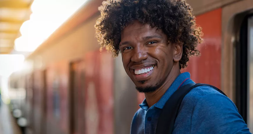 Jovem profissional utiliza o transporte público para ir ao trabalho