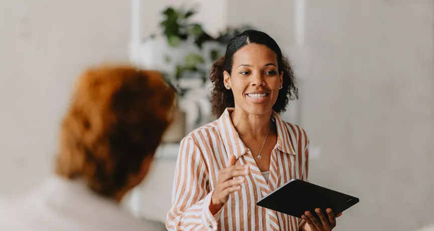 Profissional de RH conversa sua equipe durante a reunião