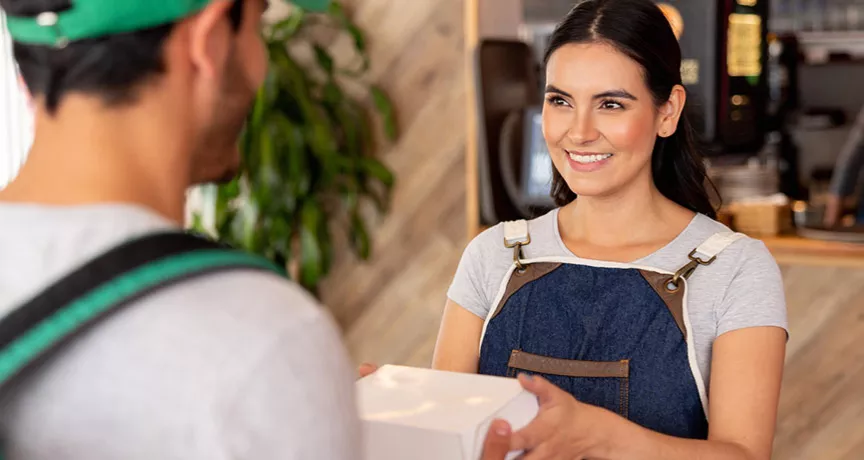 Empreendedora entrega mais uma refeição que será entregue pelo delivery