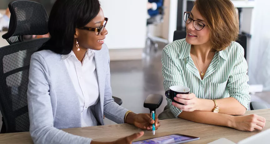 Duas profissionais de RH conversam sobre a operação de comunicação interna da companhia