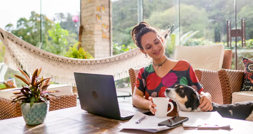 Jovem profissional trabalha de cada porque mudou para uma empresa mais flexível