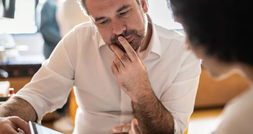 Colegas do RH trabalham em um processo de demissão por justa causa