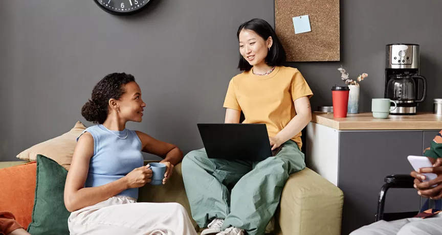 Profissionais de diferentes origens trabalham juntos em um espaço compartilhado