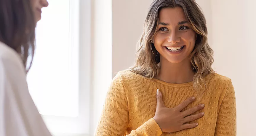 Jovem profissional busca desenvolver a carreira e manter a saúde mental