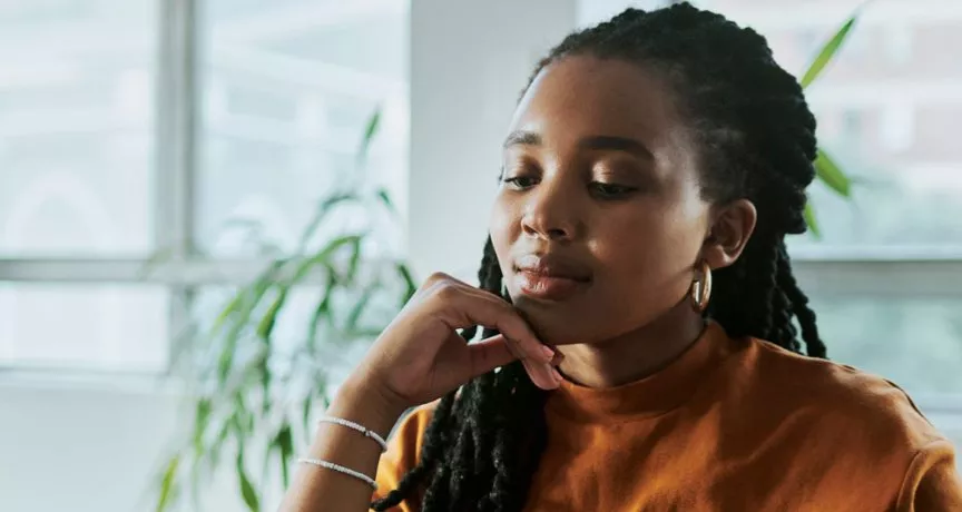 Jovem fica atenta para não cair em golpes ao usar seus benefícios