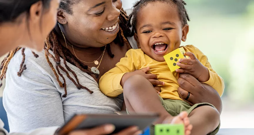 Mãe leva filho ao pediatra usando o plano de saúde da empresa