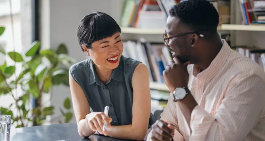 Colegas de trabalho conversam para resolver um problema com uma tarefa