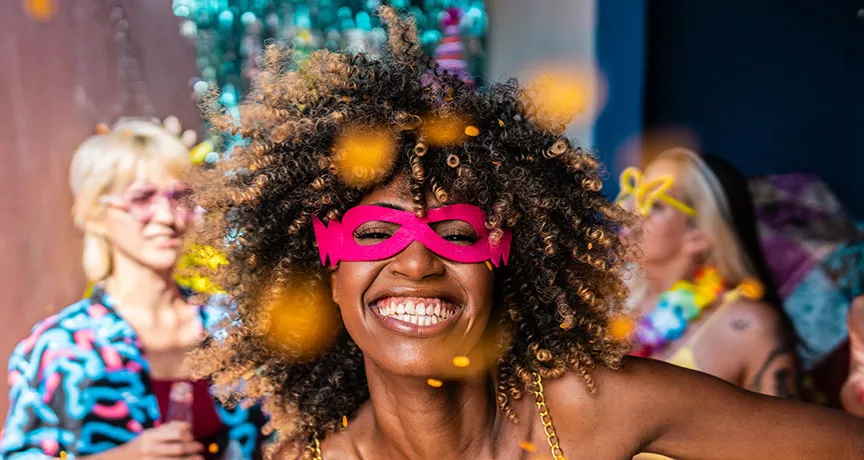 Mulher se diverte em festa de Carnaval. Veja como orientar sua equipe sobre segurança no feriado
