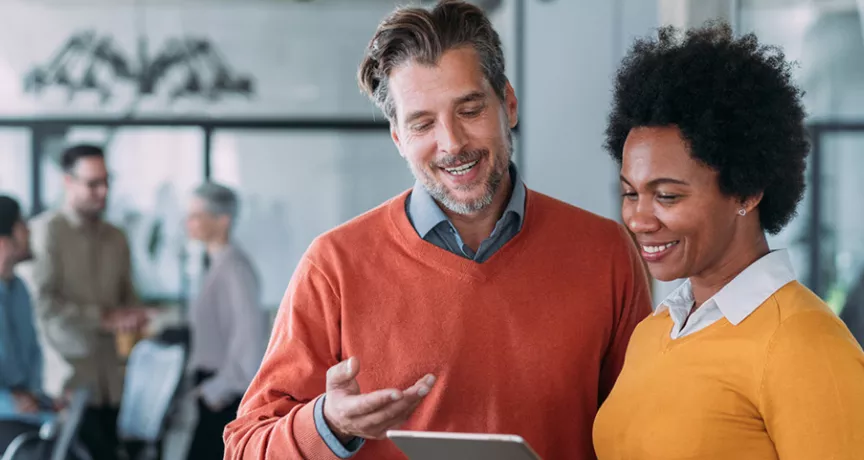 Colegas de trabalho conversam sobre uma tarefa
