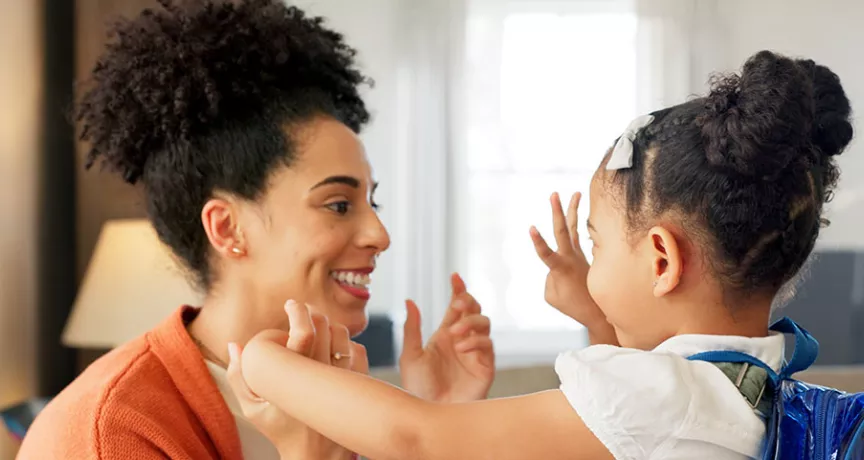 Mãe e filha se preparam animadas para o primeiro dia de aula