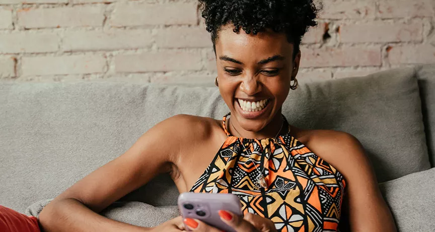 Foto mostra jovem utilizando recursos de Inteligência Artificial no seu smartphone