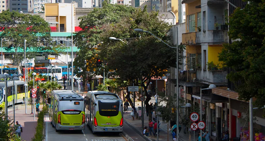 Foto mostra movimentação de ônibus na cidade de Belo Horizonte
