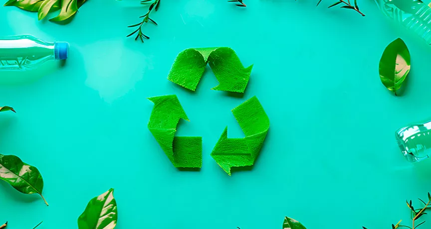 Imagem mostra um símbolo verde de reciclagem num fundo verde, com algumas garrafas de plástico vazias ao redor