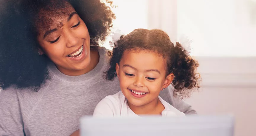 Mãe trabalha em home office na companhia de sua filha