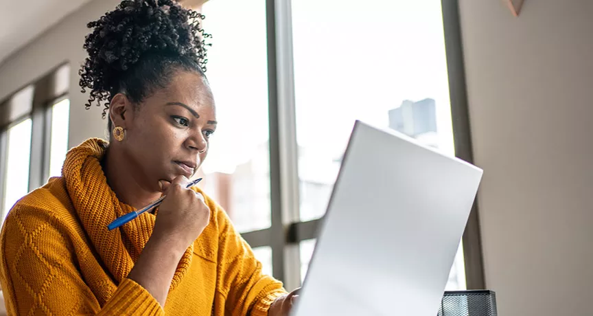 Profissional de RH analisa a rescisão de um contrato no seu computador