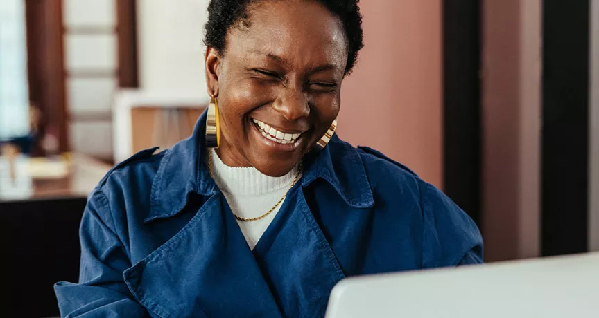 Profissional sorri durante o dia de trabalho