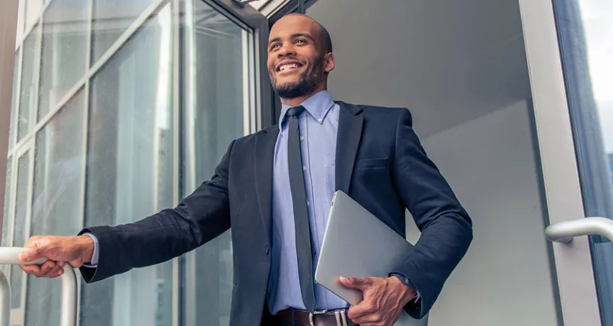 Jovem executivo sai feliz do escritório para curtir sua short friday