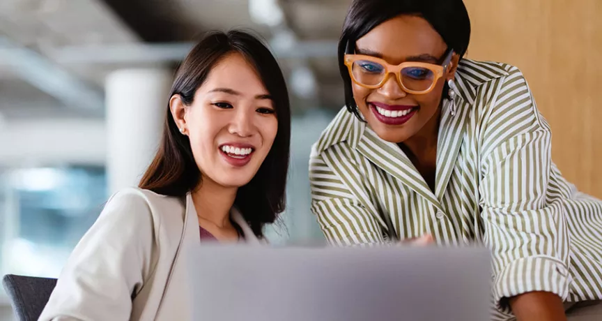 Duas colegas de trabalho contribuem para a evolução de um projeto na empresa