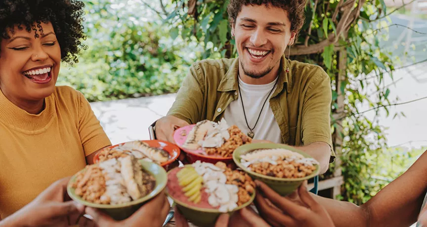 Amigos do trabalho se divertem durante um almoço de comida saudável