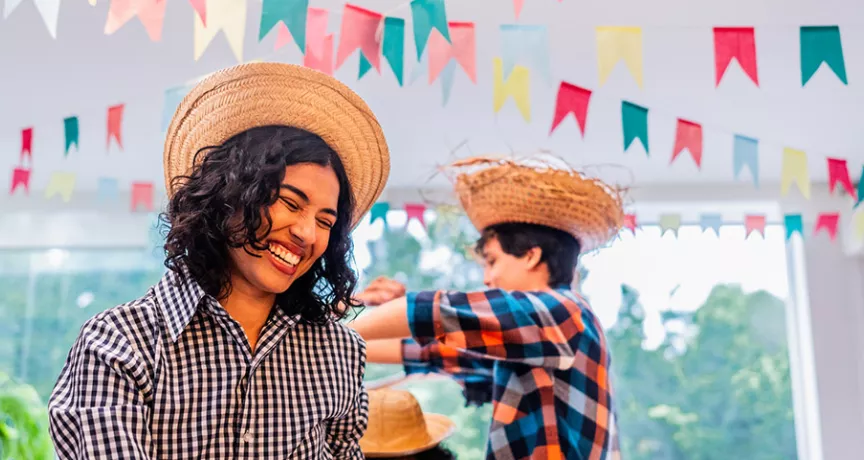 Grupo de colegas de trabalho brinca na festa justa da empresa