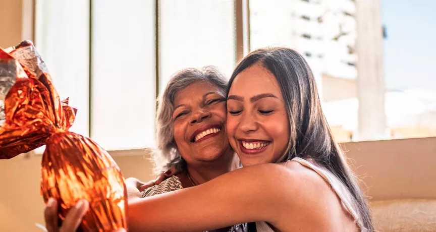 Mãe e filha se abraçam durante a comemoração de Páscoa