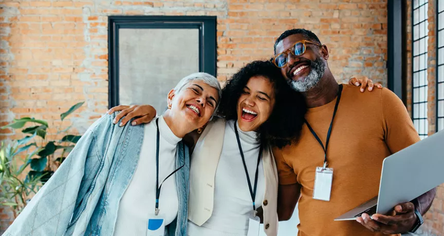 3 colegas de trabalho celebram um encontro feliz durante o expediente