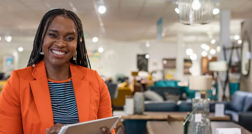 Gerente de loja de móveis sorri para a câmera